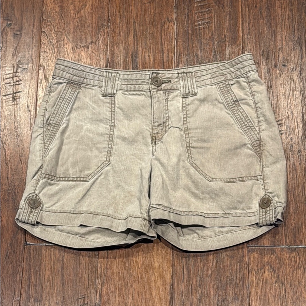 Size 4 Sonoma Women's Cargo Shorts - Light Tan - Picture 2 of 9